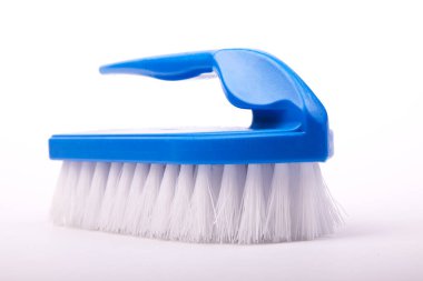 Beyaz arkaplandaki temizlik yüzeyleri için mavi plastik fırça