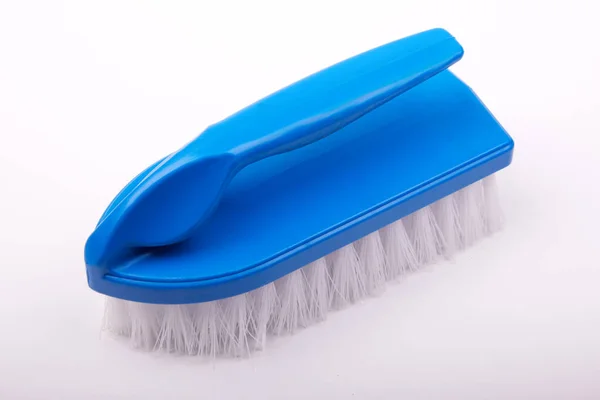 Blaue Kunststoffbürste Zur Reinigung Von Oberflächen Auf Weißem Hintergrund — Stockfoto