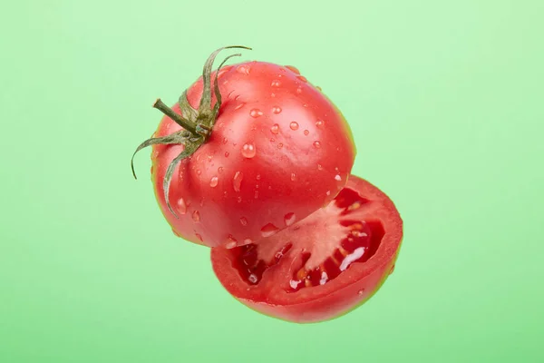 Olgun domates, yeşil bir arka planda hava kesilir. — Stok fotoğraf