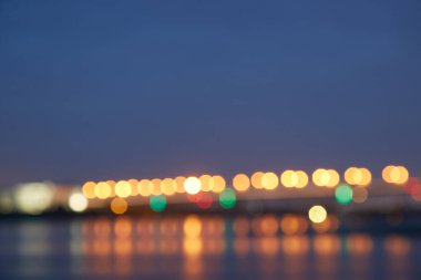 Gece Omsk Sibirya 'daki köprü