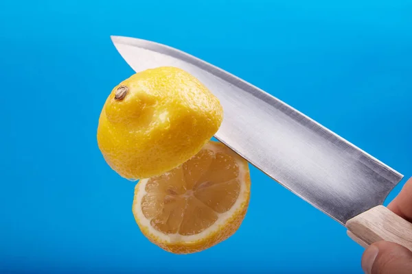 Tranches Citron Juteux Sur Fond Bleu Avec Effet Lévitation Fruit — Photo