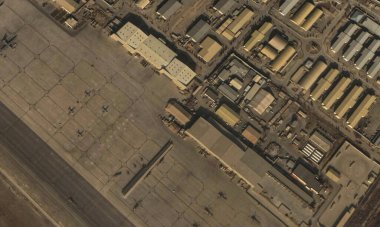 Afganistan 2021, Kabil havaalanı üzerindeki İHA uçuşunun yüksekliğinden bir görüntü.