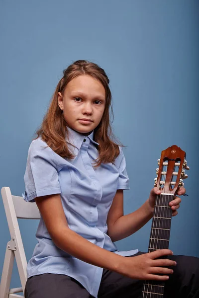 Vacker Flicka Repeterar Melodi Gitarr Med Blå Bakgrund Stockbild