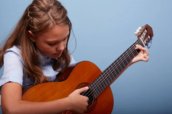 Uma Linda Garota Anos Ensaia Uma Melodia Uma Guitarra Fundo Fotos De Bancos De Imagens Sem Royalties