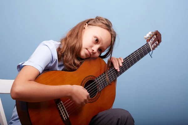 Uma Linda Garota Anos Ensaia Uma Melodia Uma Guitarra Fundo Fotos De Bancos De Imagens