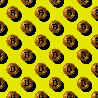 Sarı bir zemin üzerinde düz, pürüzsüz altın bitcoin desenleri, bir gölge, kripto para