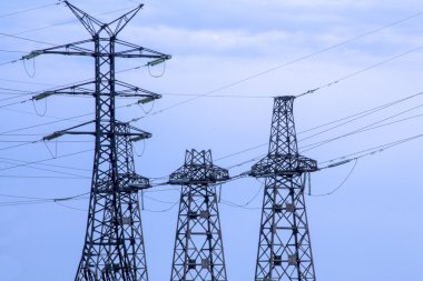 Yüksek voltaj postası. Yüksek voltajlı gökyüzü arka planı..