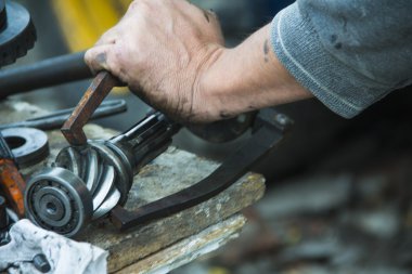 kirli eller makinist