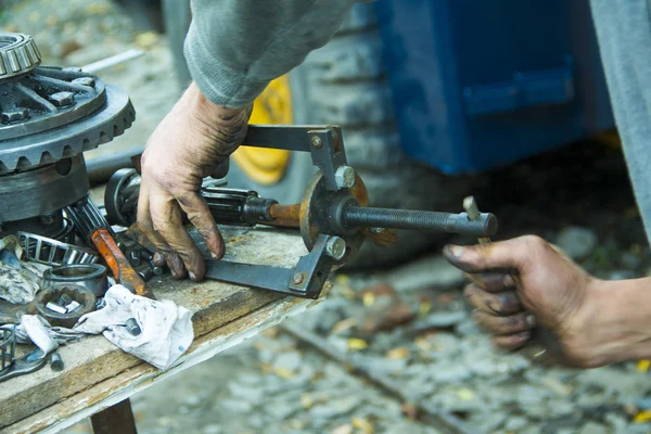 Špinavé ruce mechanik — Stock fotografie