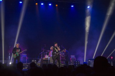 birçok ünlü dj, kalabalık dans gençlik perfomance gece zevk insan resmi rock konseri, parti dance Club, parlak sarı ışık aşamasından, gece hayatı üzerinde eller yukarı kaldırdı