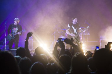 birçok ünlü dj, kalabalık dans gençlik perfomance gece zevk insan resmi rock konseri, parti dance Club, parlak sarı ışık aşamasından, gece hayatı üzerinde eller yukarı kaldırdı