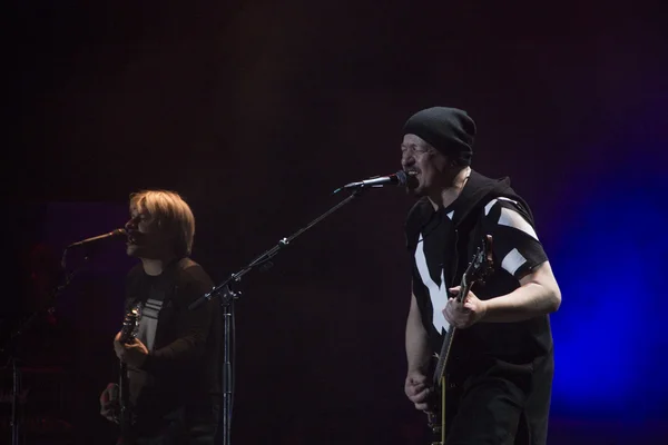 Egy izgatott tömeg egy rock koncert zenekar Gorky Park vadul tapsolt a bálvány, egy koncerten, Oroszország — Stock Fotó