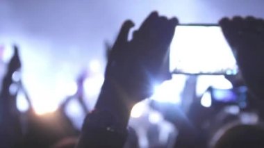 rock konserinde kız bir smartphone favori sanatçı kaydedildi