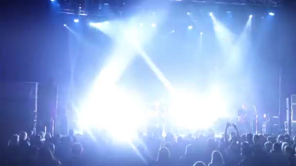Концертные рок-музыканты на стадионе — стоковое видео