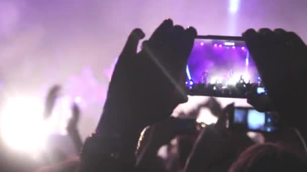 A menina no concerto de rock gravado em um artista favorito do smartphone — Vídeo de Stock