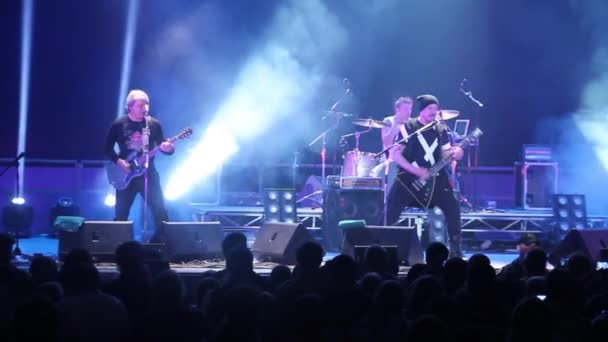 Concert rock muzikanten in het stadion — Stockvideo