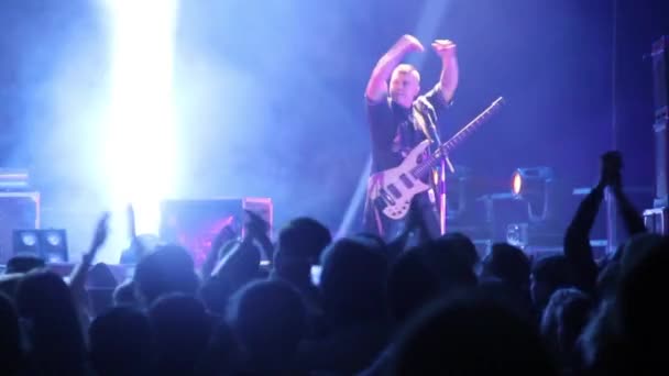 Het publiek juicht gitarist rockband in slow motion — Stockvideo