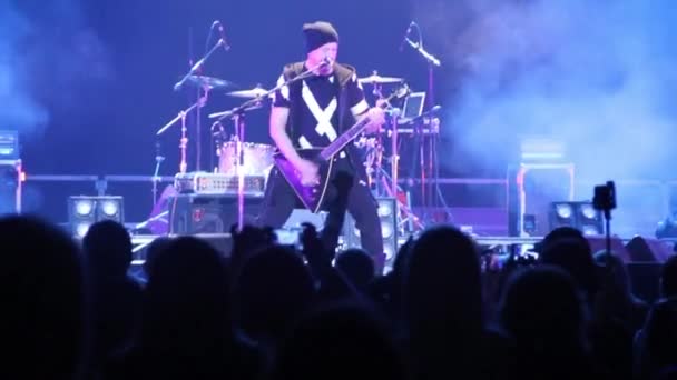 Концертные рок-музыканты на стадионе — стоковое видео