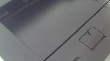 Yazıcı siyah karlı sözleşmeyi basmış.