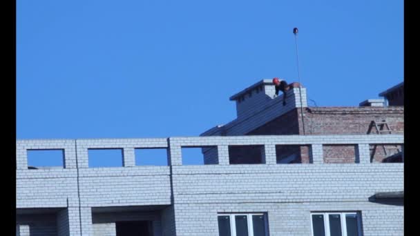 İnşaatçılar grup oluşturmak remontk çatı — Stok video