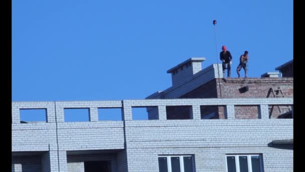 Группа строителей производит крышу из ремонта — стоковое видео