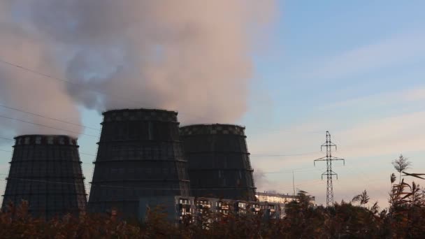 Jaderné elektrárny potrubí kouře na pozadí modré oblohy — Stock video