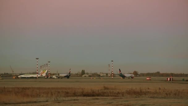 Aeromobili passeggeri in aeroporto — Video Stock