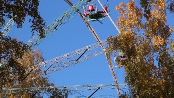 Ferris wheel spinning on the background of bright blue sky — Stock Video