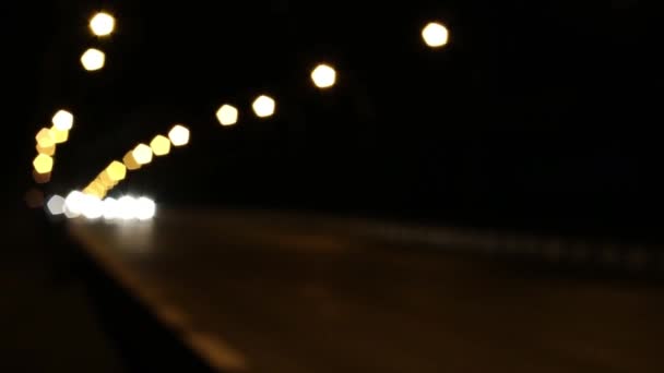 Birçok otomobil köprüden gece seyahat — Stok video