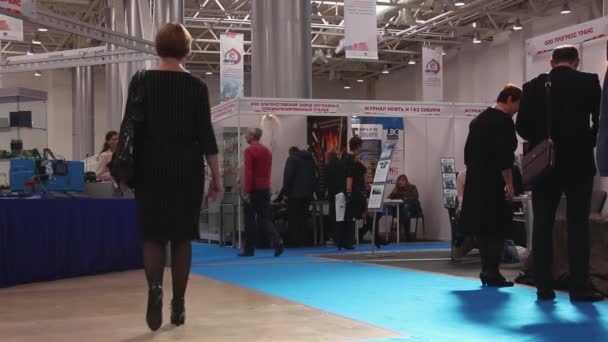 Blurred image of people at the international exhibition of technical accomplishm — Stock Video