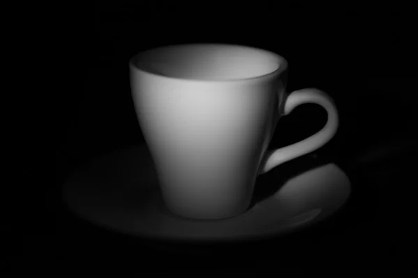 Cangkir kopi putih dengan bayangan dari pegangan dalam bentuk hati — Stok Foto