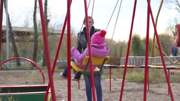 Bebé niña en swing — Vídeos de Stock