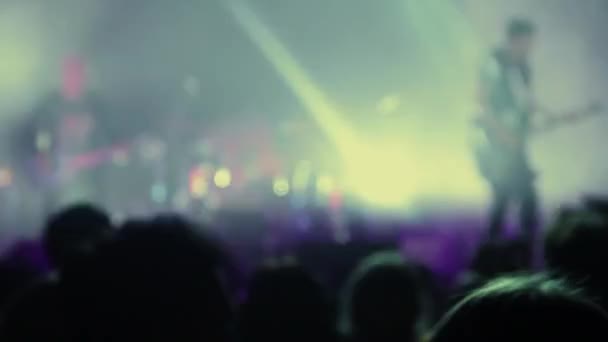 Multidão em um concerto, silhueta de luz traseira — Vídeo de Stock