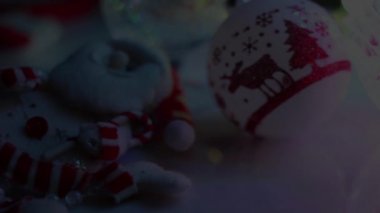 Noel Baba şapkası ışıklar bir arka plan üzerinde yakın Noel dekorasyon