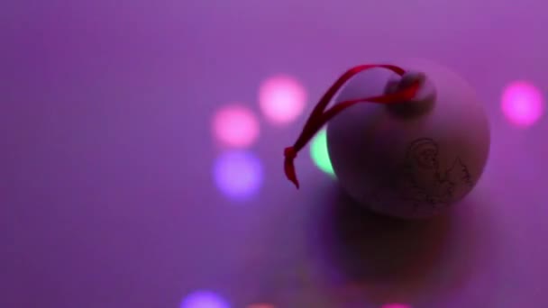 Decoración de Navidad, cerca de un sombrero de Santa Claus sobre un fondo de luces — Vídeos de Stock