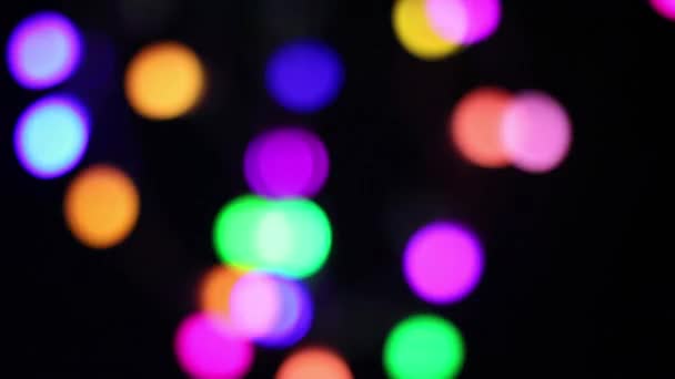 Decoración de la guirnalda de iluminación parpadeando sobre el fondo bokeh en forma de corazón — Vídeos de Stock