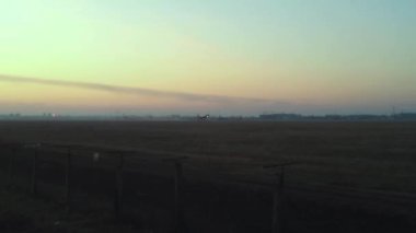 Şafak arka plan bir büyük yolcu uçağı çıkartıyor