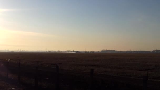 un grand avion de passagers décolle à l'aube 