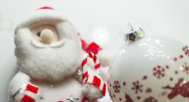 Sevimli doldurulmuş oyuncak Noel Baba Noel hediye veriyor. Dolma oyuncak Noel Baba, hediyeler ve Noel ağacı bir çanta