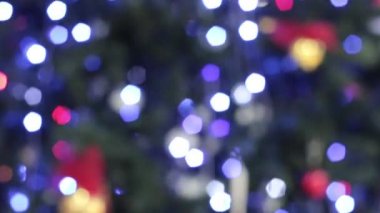 Işıklı Noel ağacı odağını yakın çan oyuncakla closeup