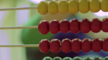 küçük çocuk abaküs üzerinde sayar