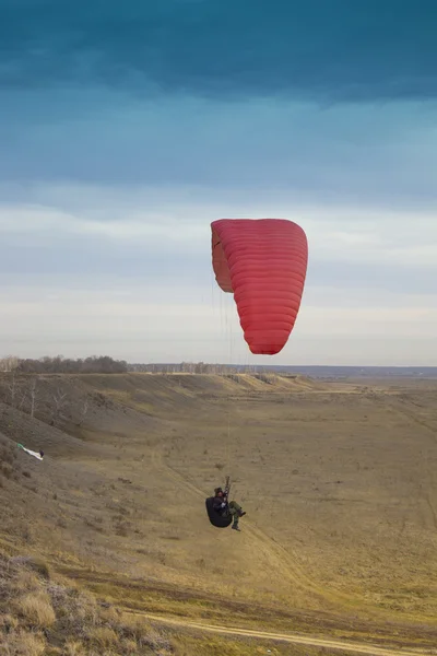 Silhouette of skydiver flies on background of sunset sky — Stock Photo, Image