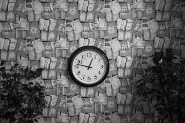 Beton duvar ve tasarım sandalye ile modern oda