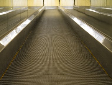 Süpermarket arabaları olan insanlar için modern alışveriş merkezinde özel yürüyen merdiven