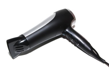 Saç kurutma makinesi beyaza izole edilmiş.