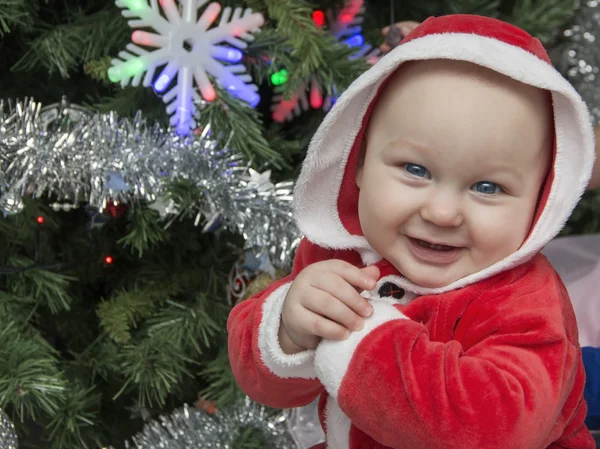 Güzel küçük bebek Noel kutluyor. Yılbaşı tatil. Bebek Kostüm giymiş bir Noel hediye ile