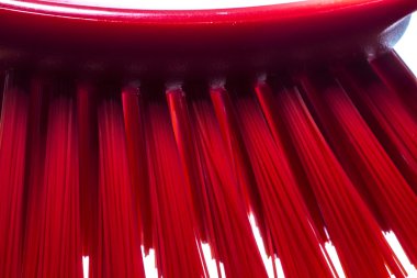 Beyaz bir arka plan üzerinde izole parlak plastik fırça.