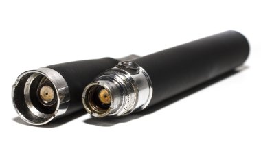 büyük Elektronik Sigaralar üzerine beyaz izole