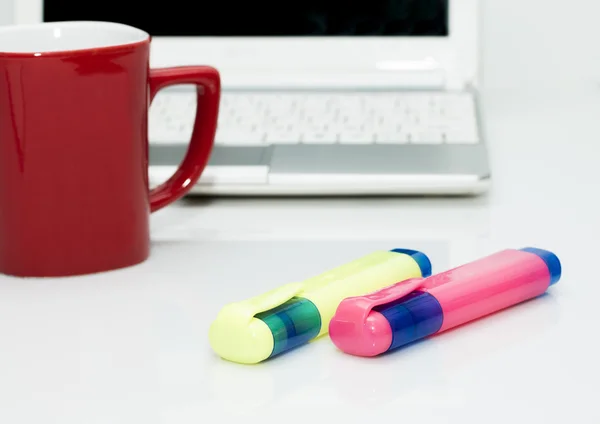 Kahve fincanı: Not defteri ve ahşap masa üstünde laptop. Yukarıdan görüntülemek