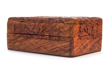 Beyaz arka plan üzerinde kapalı ahşap kare kutu